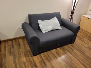 una silla azul con una almohada en una habitación en Monoambiente amplio, Centrico en Santa Rosa
