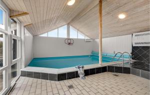 - un terrain de basket intérieur dans un bâtiment doté d'un plafond en bois dans l'établissement Gorgeous Home In Ringkbing With Kitchen, à Søndervig
