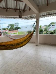 uma rede de descanso num quarto com vista para o oceano em Suites Playas em Data de Villamil