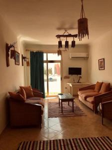 ein Wohnzimmer mit einem Sofa und einem Tisch in der Unterkunft Luna House Lighthouse in Dahab