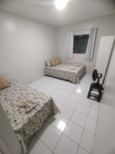 um quarto com 2 camas e uma janela em Estação 249 Caruaru (Casa de temporada) em Caruaru