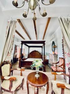 五結鄉的住宿－法國小古堡，卧室配有一张床和一张桌子及椅子