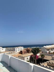 vistas a la ciudad desde el techo de un edificio en Luna House Lighthouse, en Dahab