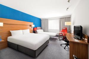 ブレインツリーにあるHoliday Inn Express Braintree by IHGのベッドと机とテレビがあるホテルの部屋 +34枚の写真