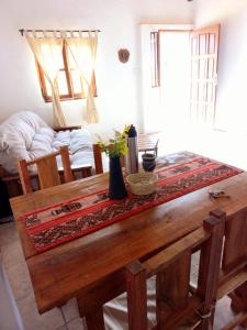 梅塞德斯的住宿－Angiru，一张木桌,位于带一张床的房间里