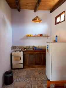 梅塞德斯的住宿－Angiru，厨房配有炉灶和冰箱。