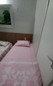 um pequeno quarto com duas camas e um quadro em Crystal Park Flat em Aquiraz