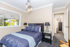 Tempat tidur dalam kamar di Sweet Magnolia 1 or 2 BR Suite St Kilda Cambridge with Complimentary Continental Breakfast