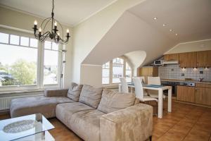 uma sala de estar com um sofá e uma mesa em Ferienwohnung mit traumhaftem Meerblick - Haus am Meer FeWo 12 em Lohme