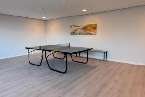 tavolo da ping pong in una stanza con un dipinto di Haus "Atlantic" Appartement ATL 604B a Cuxhaven
