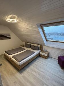 Postel nebo postele na pokoji v ubytování Ferienwohnung Sandfloh Norddeich