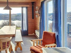 Posezení v ubytování Five-Bedroom Holiday home in Kvenvær