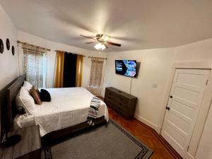 a bedroom with a bed and a ceiling fan at Cozy quarters in Albany
