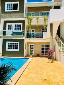 una casa con piscina frente a ella en Homecancun en Cancún