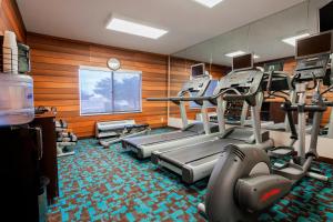 einen Fitnessraum mit mehreren Laufbändern in einem Zimmer in der Unterkunft Fairfield Inn by Marriott Ponca City in Ponca City