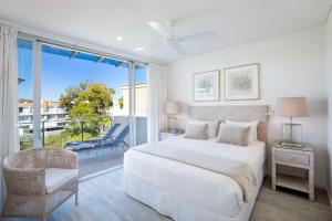 Un pat sau paturi într-o cameră la Maison Noosa +148 fotografii