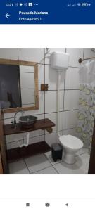 W łazience znajduje się toaleta, umywalka i lustro. w obiekcie Pousada My Family w mieście Paraty