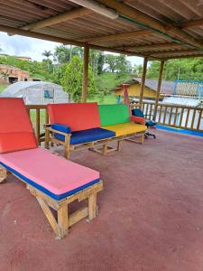 um grupo de cadeiras coloridas sentadas num pátio em Eco Hotel Finca El Encanto em Pereira