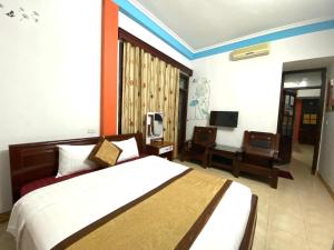 a hotel room with a bed and a television at Alex Ha Long Hotel in Ha Long