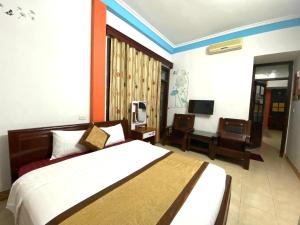 Giường trong phòng chung tại Alex Ha Long Hotel