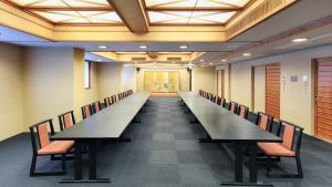 una lunga sala conferenze con tavoli e sedie neri di Gion Shinmonso a Kyoto Altre 21 foto