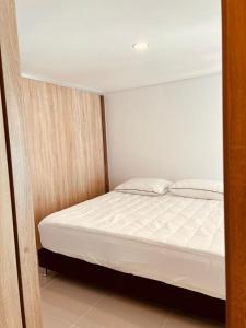 een slaapkamer met een wit bed in een kamer bij amor por cartagena in Cartagena