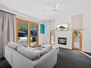 克拉肯巴克Yuki Studio的带沙发和壁炉的客厅