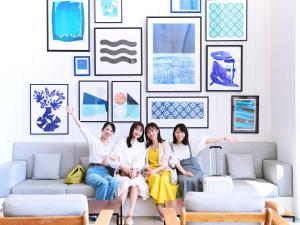 un grupo de cuatro mujeres sentadas en un sofá en una sala de estar en Oiso Prince Hotel, en Oiso
