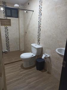 un baño con inodoro y lavabo en Apartamento La bonita guatape, en Guatapé