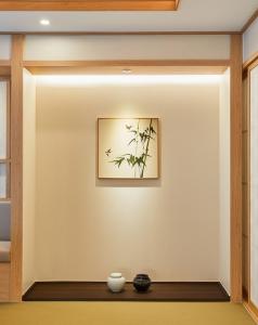 una habitación con una pared con una foto en ella en Tomonoya Signature Ryokan Namhae en Namhae