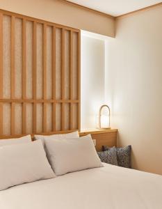 Tomonoya Signature Ryokan Namhae客房内的一张或多张床位