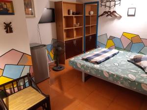 um quarto com uma cama e uma cadeira em Tonkin Homestay em Hanói