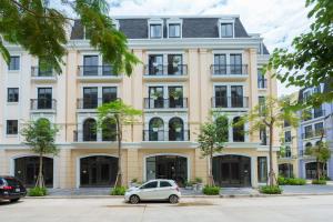 a car parked in front of a building at Ánh Dương Villa Homestay Hạ Long 7 Phòng ngủ cách Bãi biển 200m in Ha Long