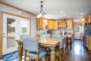 MedinaRiver Bend Hideaway on Medina的配有木桌椅的厨房和餐厅