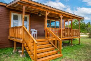 MedinaRiver Bend Hideaway on Medina的通往房子门廊的木楼梯