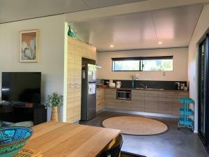eine Küche mit einem Holztisch und einer Arbeitsplatte in der Unterkunft Panda's Patch Dunsborough in Dunsborough