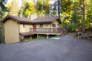 Casa grande con balcón y entrada en Cedar Ridge Retreat Lake Almanor en Lake Almanor