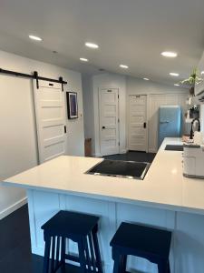 Una cocina o zona de cocina en NEW - Newly Remodeled Two Bedroom Unit In Town