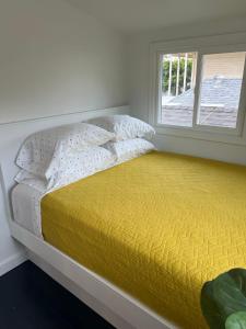 Uma cama ou camas num quarto em NEW - Newly Remodeled Two Bedroom Unit In Town