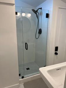 Łazienka w obiekcie NEW - Newly Remodeled Two Bedroom Unit In Town