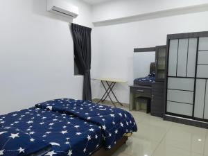 a bedroom with a bed and a desk in it at Traveler's homestay 旅人窝@ The Venus Sitiawan in Kampong Lumut Kiri +65 photos