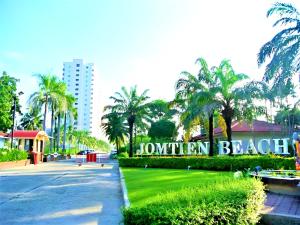 een park met een bord dat het zuidelijke strand leest bij Sea View Beachfront Condos Pattaya Jomtien Beach in Jomtien Beach
