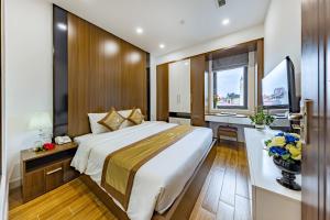- une chambre avec un grand lit et une fenêtre dans l'établissement Phong Lan Apartments, à Hai Phong