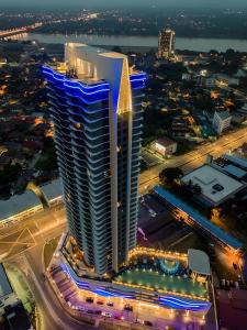 - une vue aérienne sur un grand bâtiment la nuit dans l'établissement Two Bedroom Troika Kota Bharu by AGhome, à Kota Bharu
