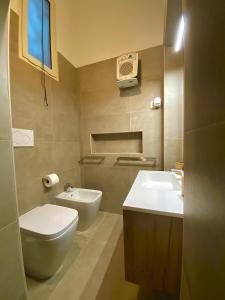 une salle de bain avec toilettes et lavabo dans l'établissement Trinità degli Spagnoli house, à Naples