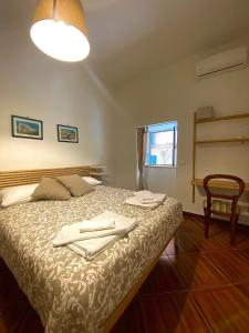 una camera da letto con un letto e asciugamani di Trinità degli Spagnoli house a Napoli