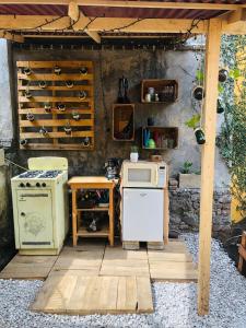 eine kleine Küche mit einem Herd und einem Kühlschrank in der Unterkunft Bungalito en Cuernavaca in Cuernavaca