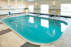 una gran piscina en una habitación de hotel en Fairfield Inn Saint Louis Collinsville en Collinsville
