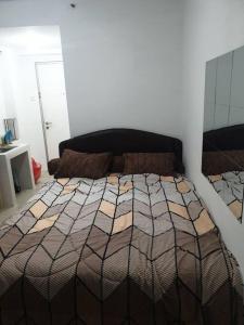 Tempat tidur dalam kamar di Apartemen 1 BR Studio Baywalk Pluit Cozy Aesthetic North Jakarta