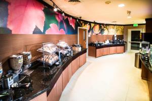 Fairfield Inn & Suites Burley tesisinde mutfak veya mini mutfak